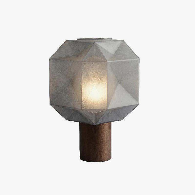 Lámpara de mesa de cristal facetado Adiara sobre una mesita de noche – imagen 11