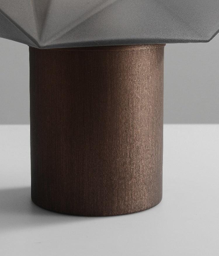 Lámpara de mesa de cristal facetado Adiara sobre una mesita de noche – imagen 12