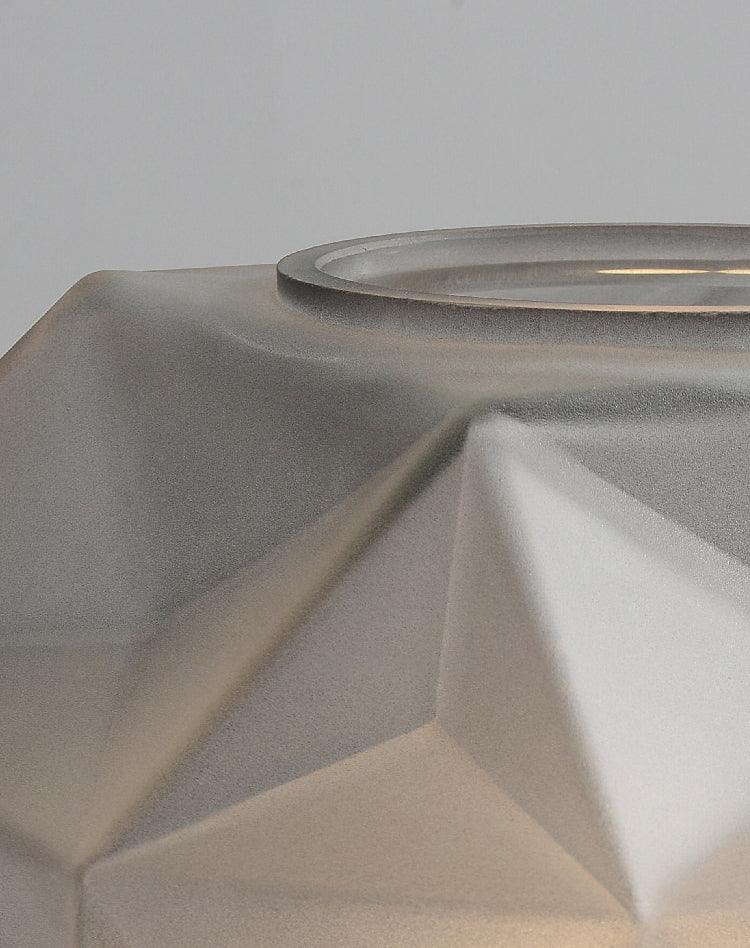 Lámpara de mesa de cristal facetado Adiara sobre una mesita de noche – imagen 13