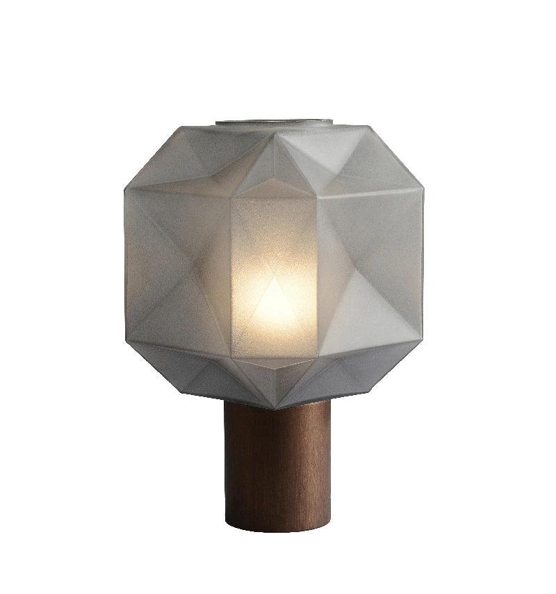 Lámpara de mesa de cristal facetado Adiara sobre una mesita de noche – imagen 14