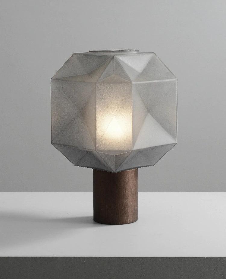 Lámpara de mesa de cristal facetado Adiara sobre una mesita de noche – imagen 16