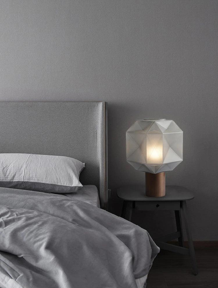 Lámpara de mesa de cristal facetado Adiara sobre una mesita de noche – imagen 17