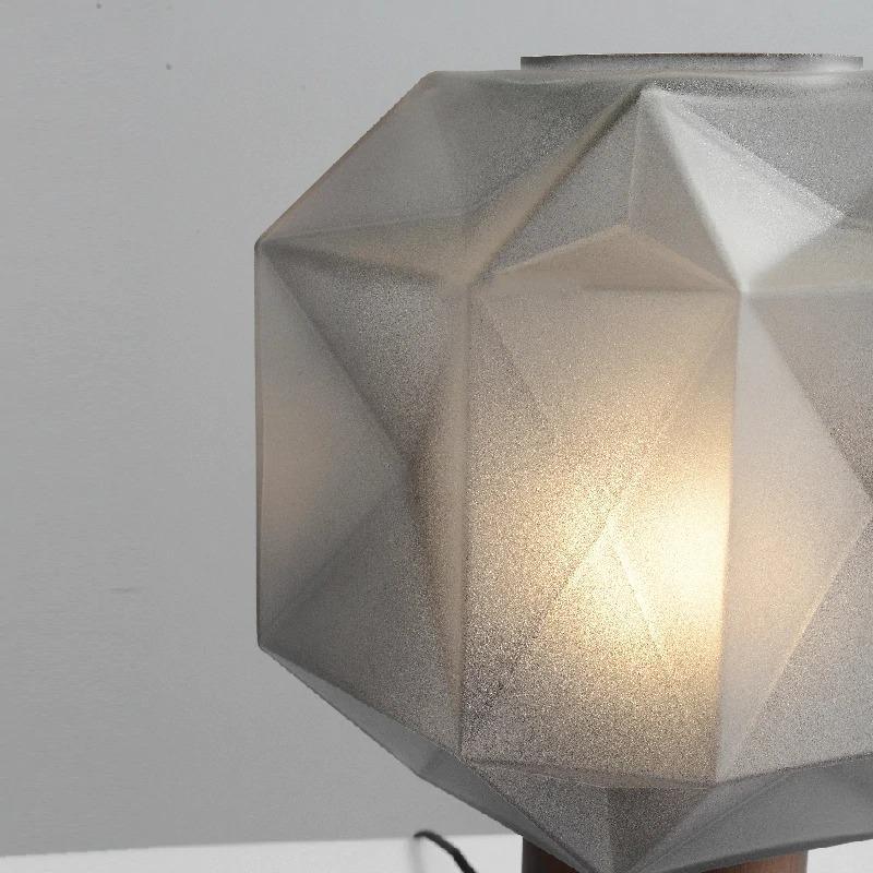 Lámpara de mesa de cristal facetado Adiara sobre una mesita de noche – imagen 19