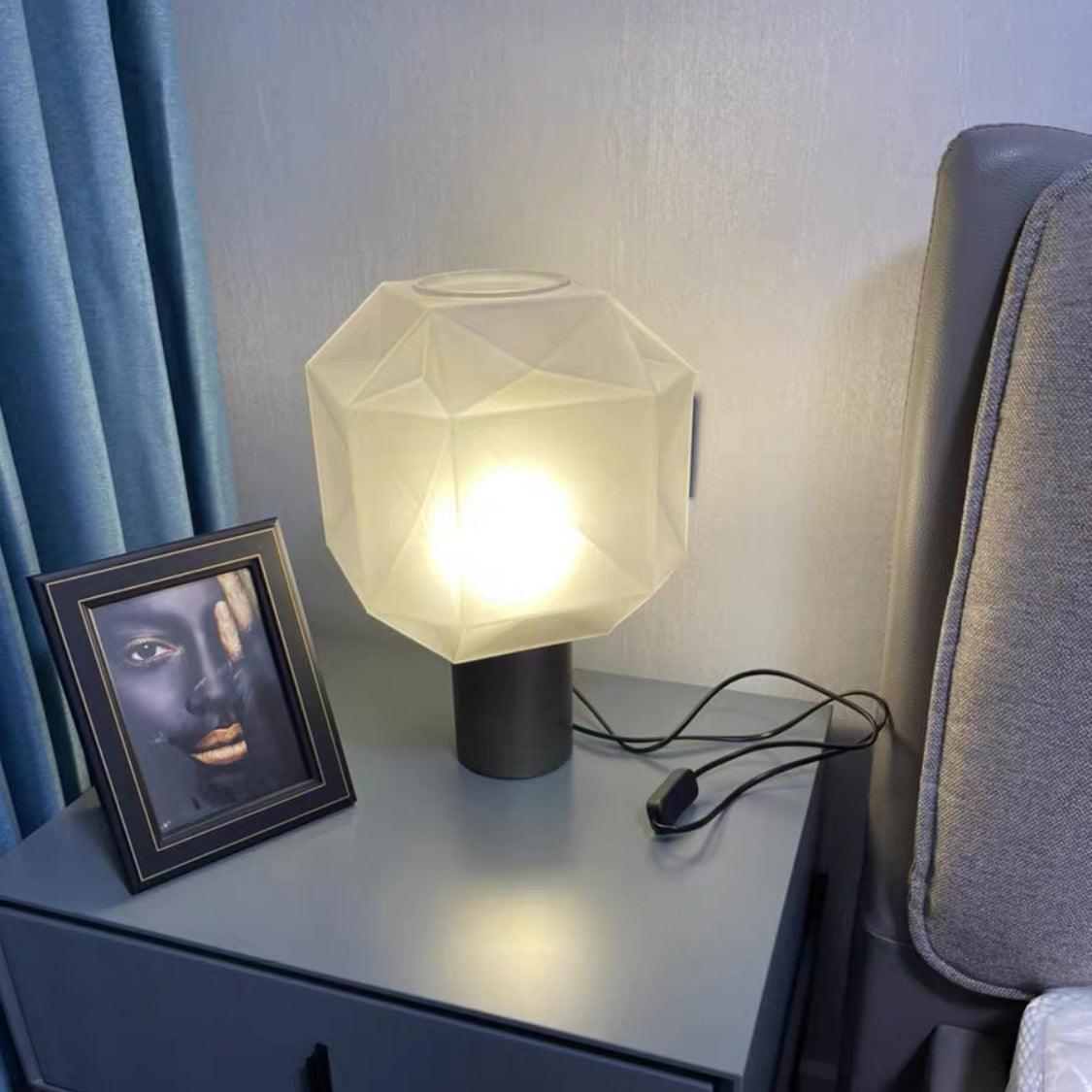 Adiara - Lámpara de Mesa de Cristal Facetado con Base de Madera