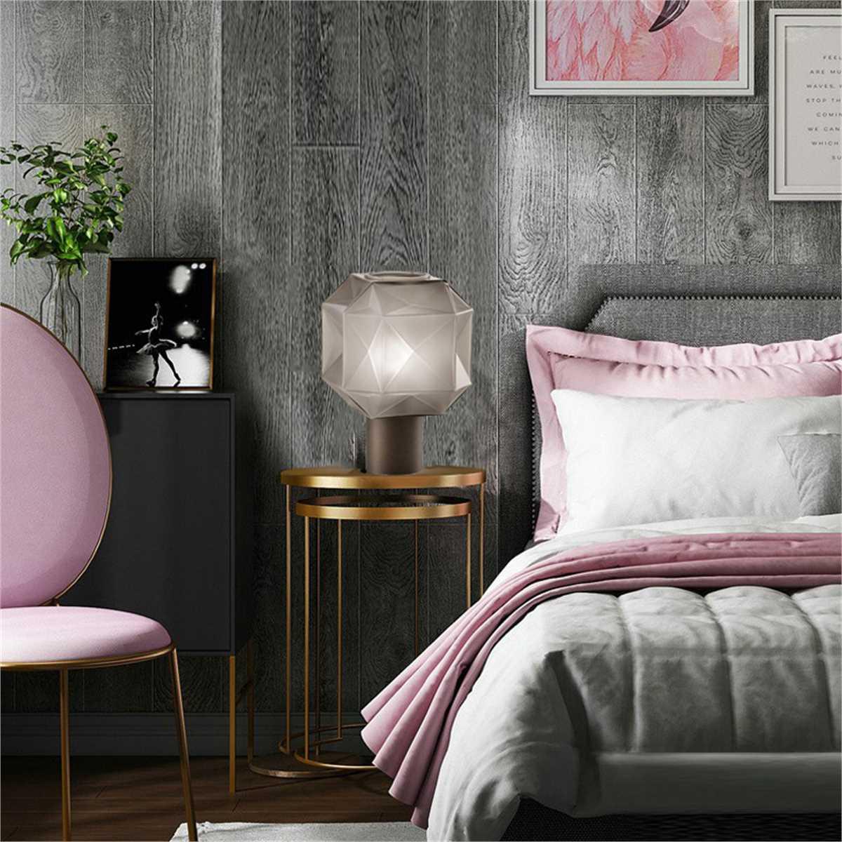 Lámpara de mesa de cristal facetado Adiara sobre una mesita de noche – imagen 3