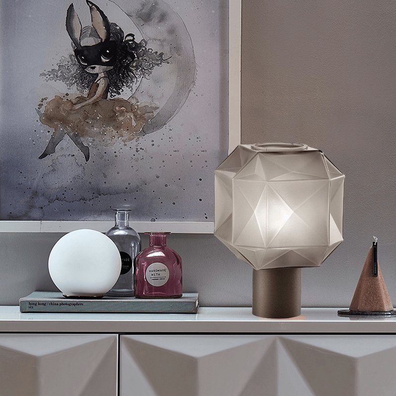 Lámpara de mesa de cristal facetado Adiara sobre una mesita de noche – imagen 4