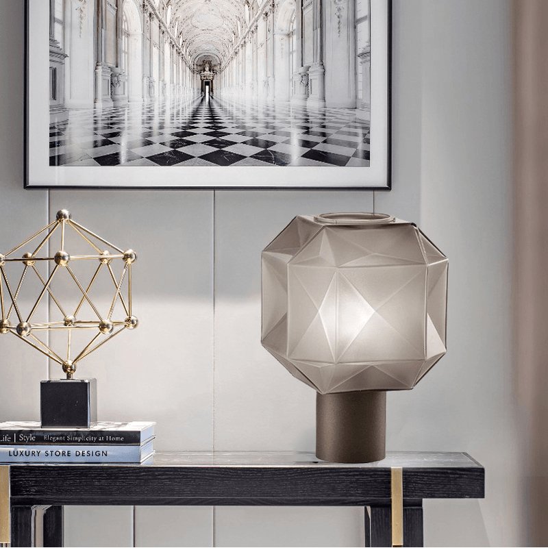 Lámpara de mesa de cristal facetado Adiara sobre una mesita de noche – imagen 5