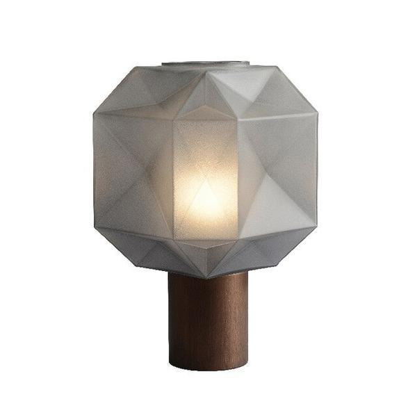 Lámpara de mesa de cristal facetado Adiara sobre una mesita de noche – imagen 51