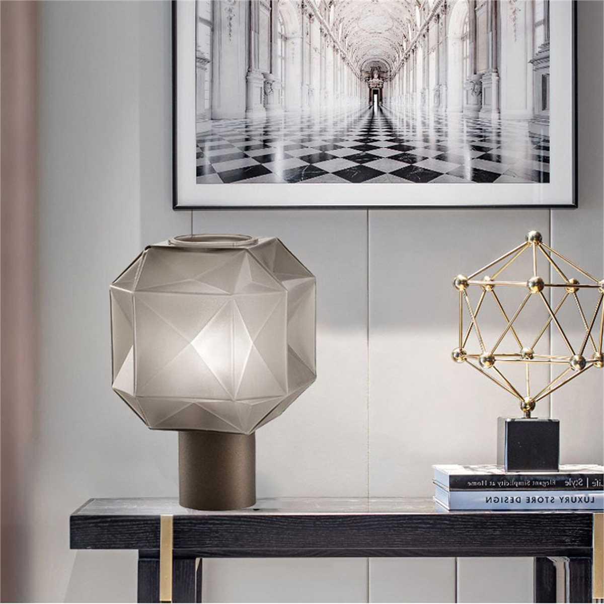 Lámpara de mesa de cristal facetado Adiara sobre una mesita de noche – imagen 6