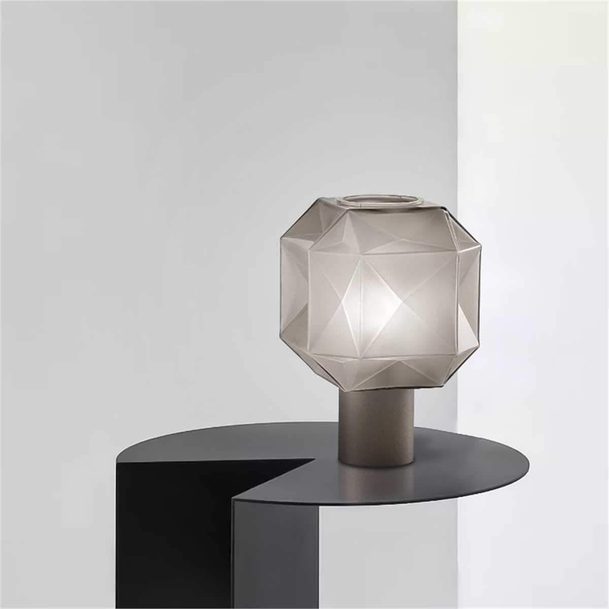 Lámpara de mesa de cristal facetado Adiara sobre una mesita de noche – imagen 7