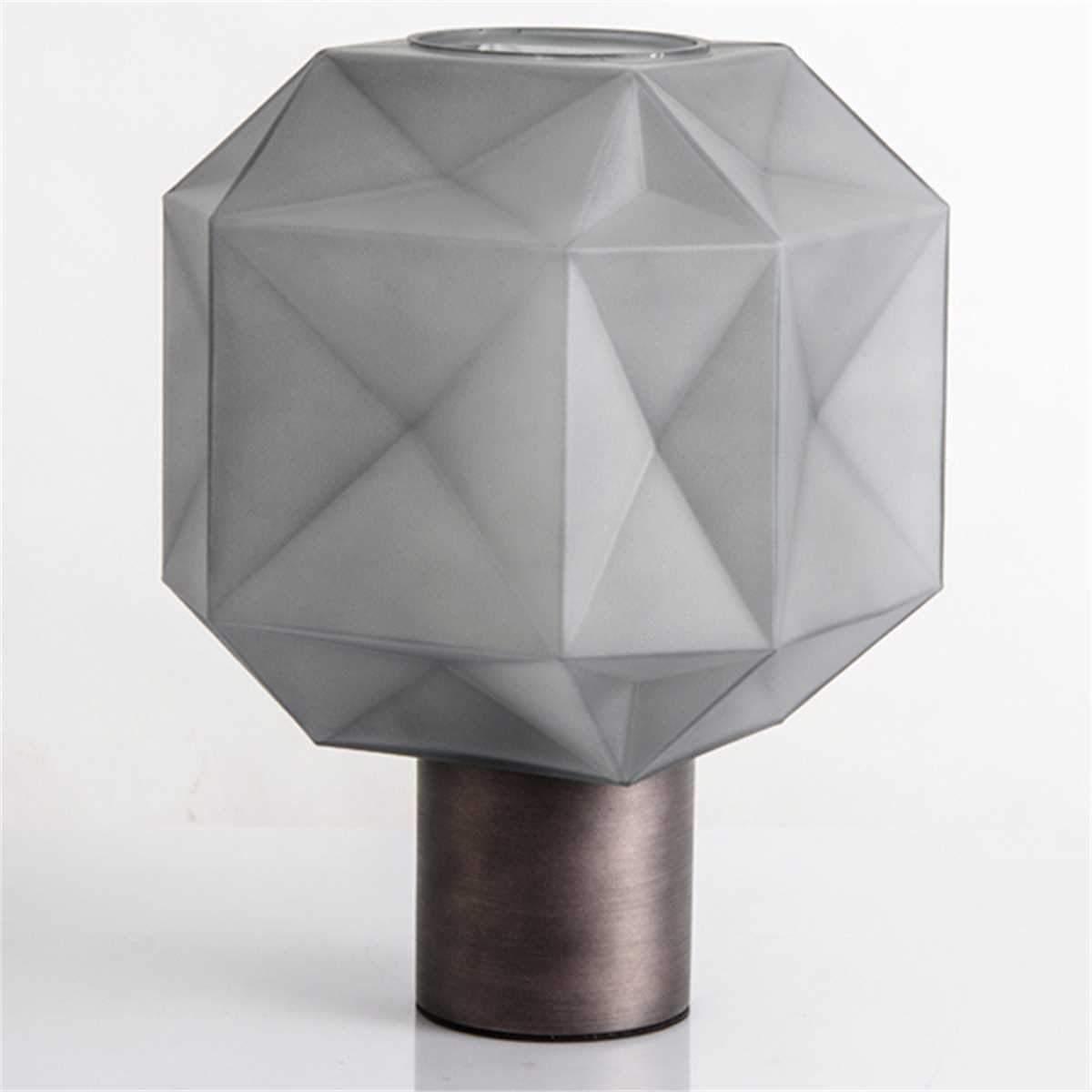 Lámpara de mesa de cristal facetado Adiara sobre una mesita de noche – imagen 9