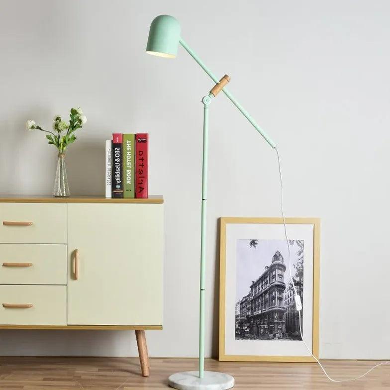 Lámpara de pie de lectura con brazo ajustable Pastela – verde, junto a un aparador