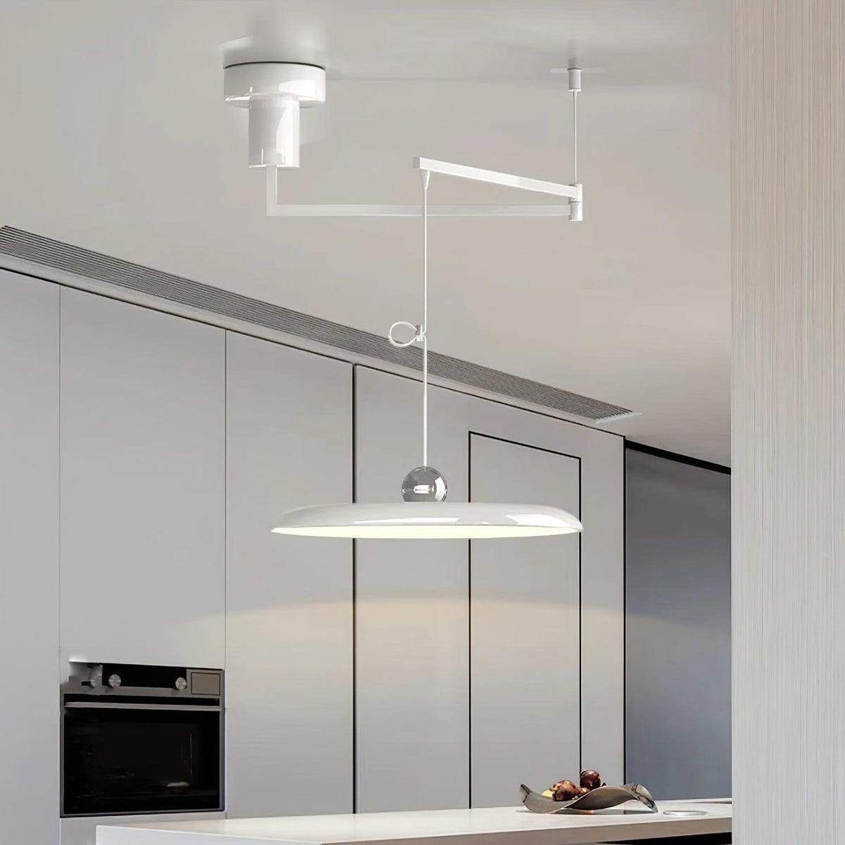 Lámpara colgante LED con brazo giratorio Balancia – en blanco sobre una cocina