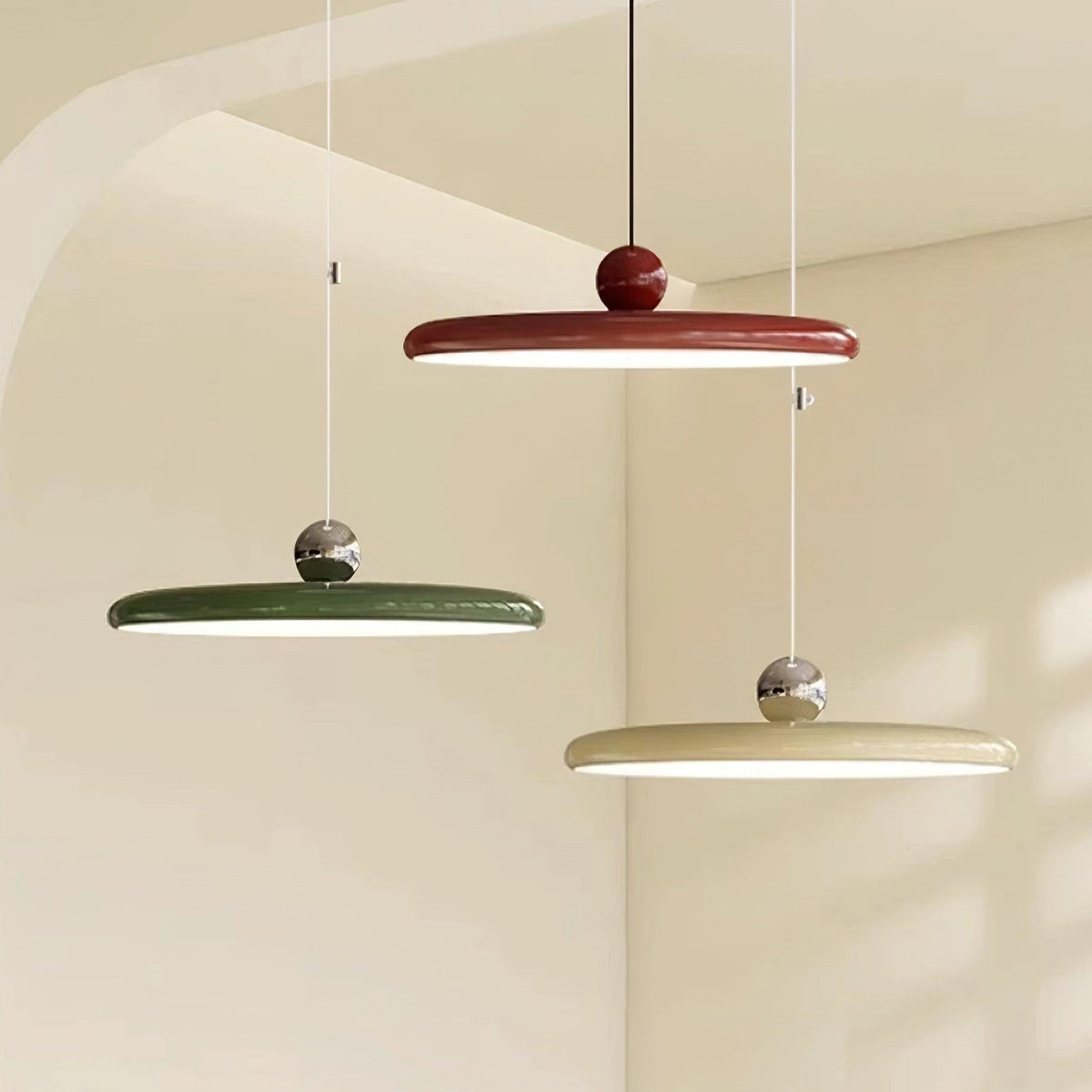 Lámpara colgante LED con brazo giratorio Balancia – en rojo, verde y crema