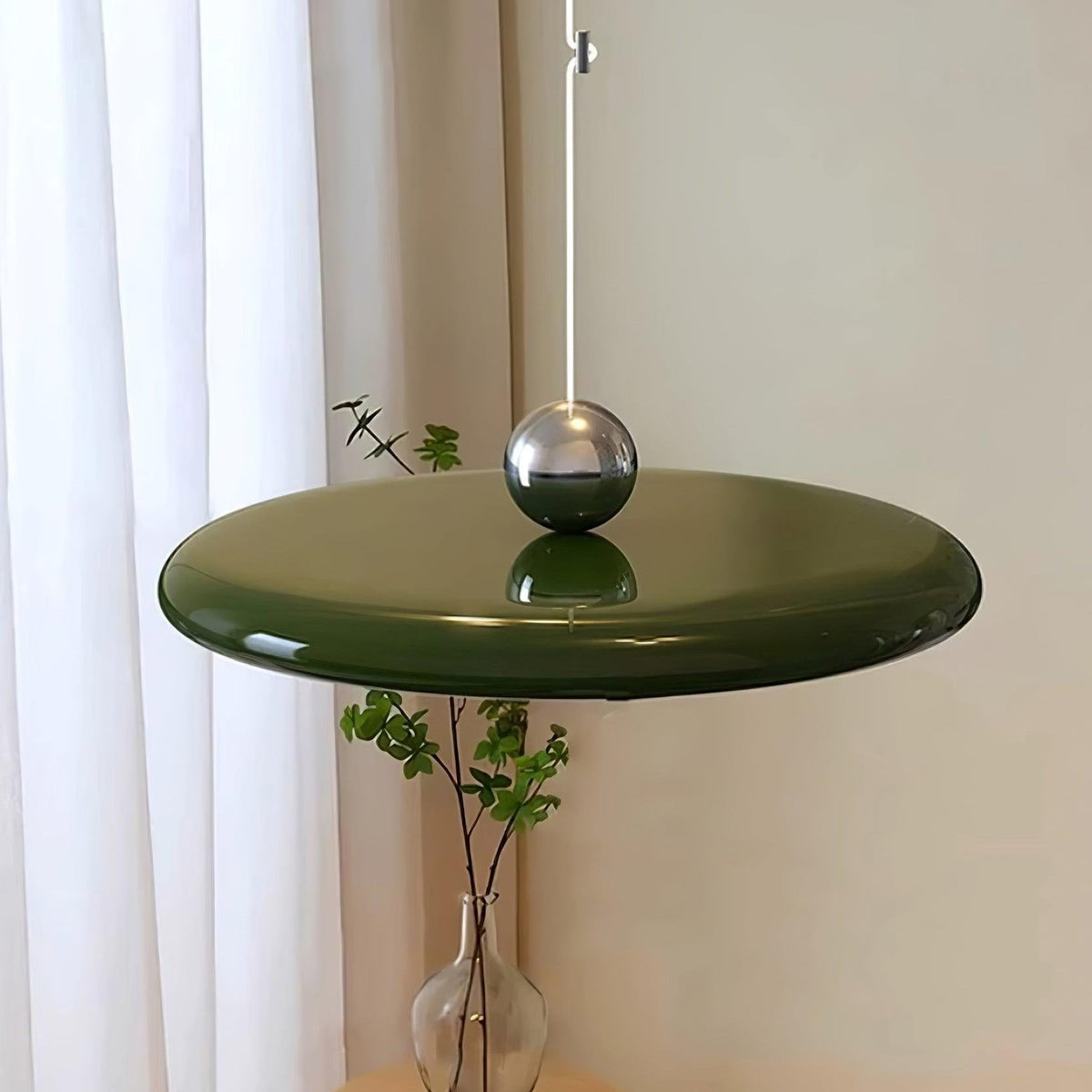Lámpara colgante LED con brazo giratorio Balancia – disco verde con esfera cromada
