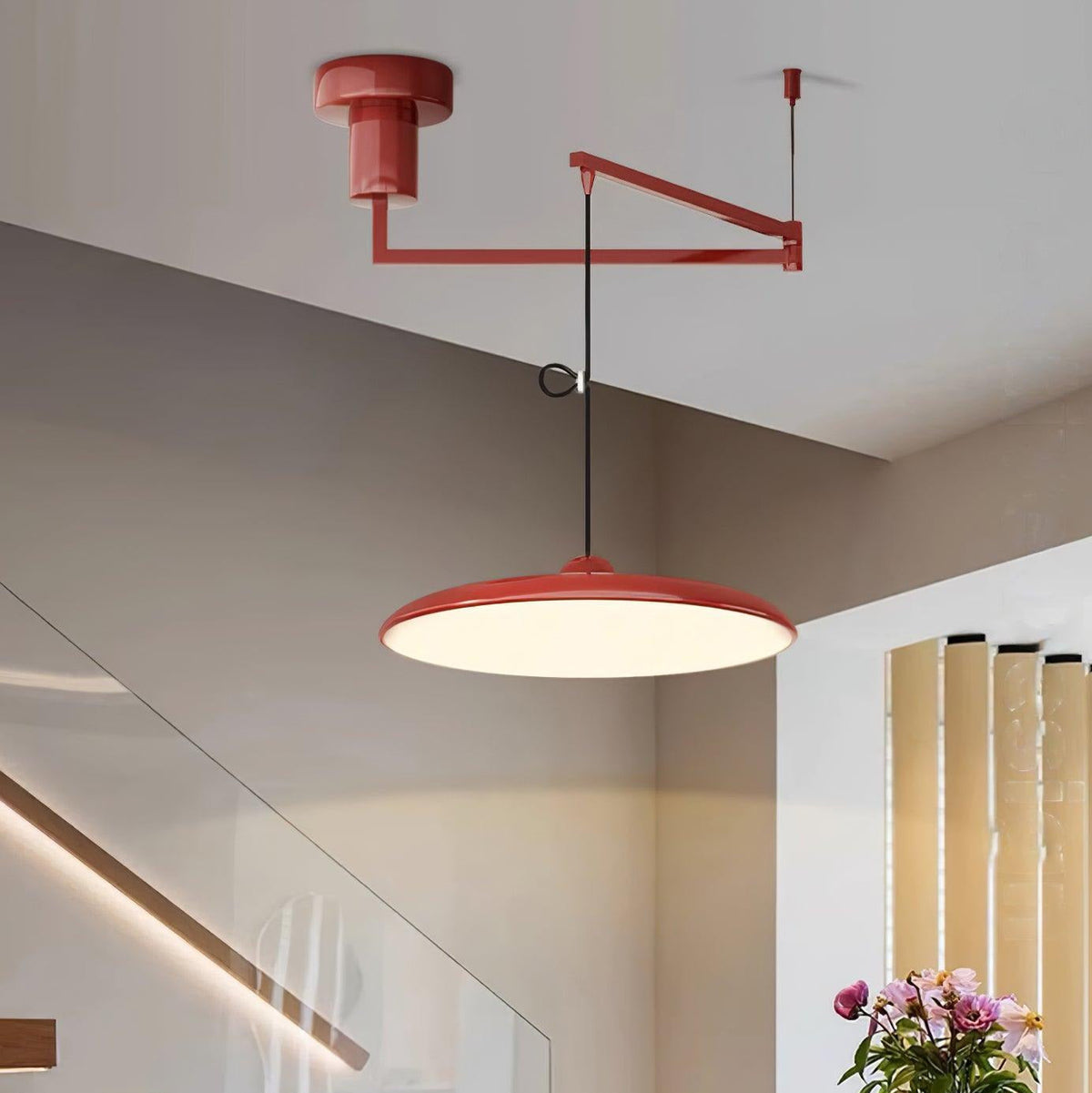 Lámpara colgante LED con brazo giratorio Balancia – en rojo sobre una escalera