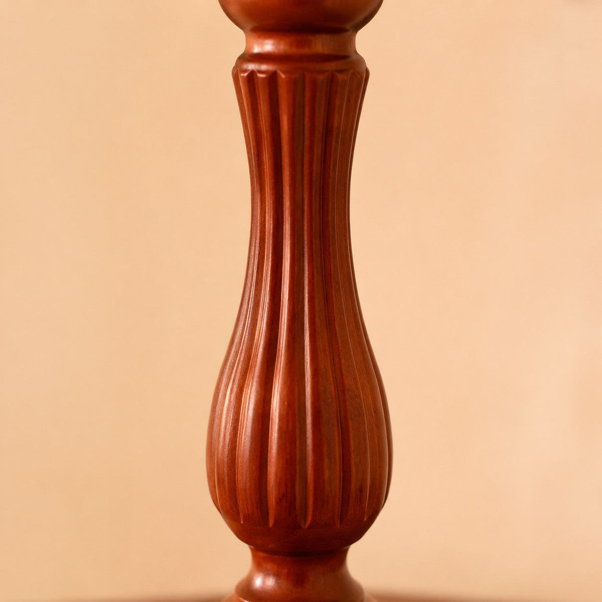 Lámpara de mesa vintage Tricela – detalle del pie de madera torneada