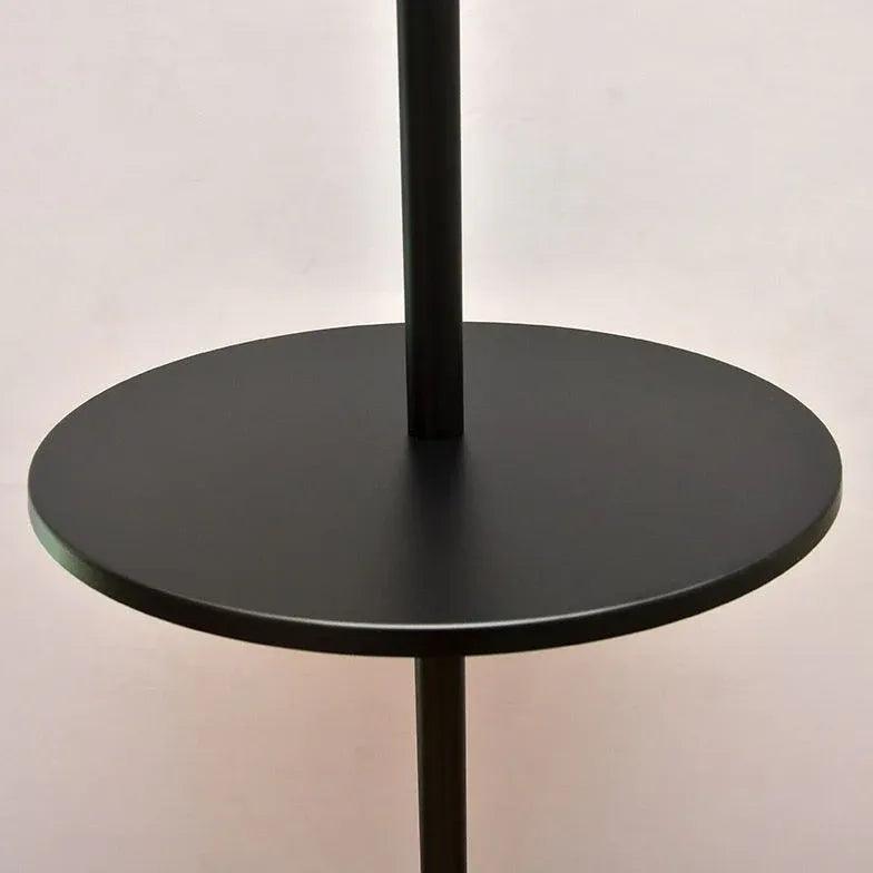 Lámpara de pie estilo farol negra Ormina – detalle de la bandeja