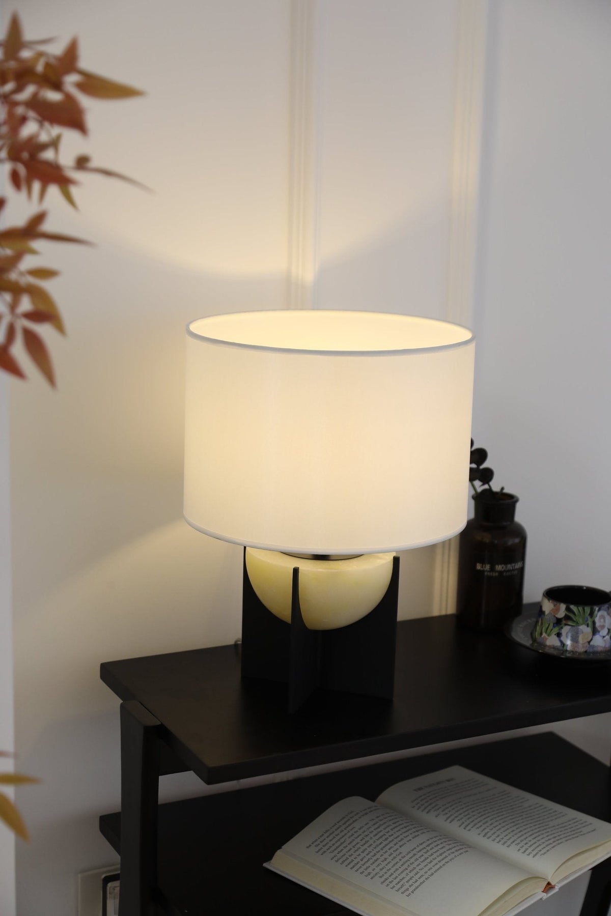 Lámpara de mesa de alabastro Alvora sobre un aparador moderno – imagen 10