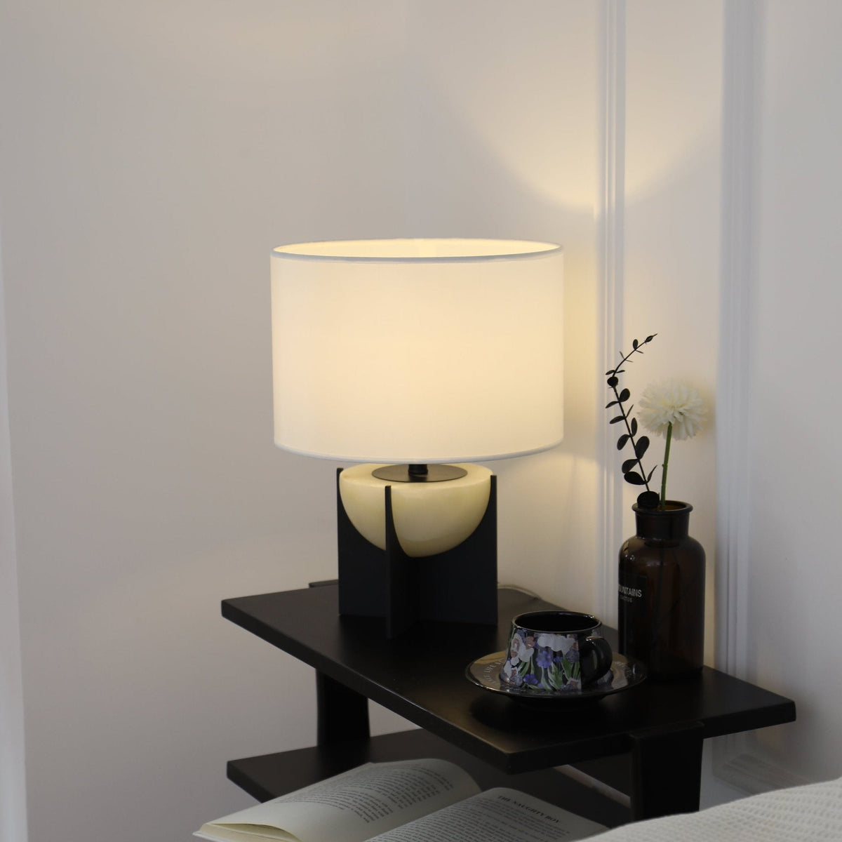 Lámpara de mesa de alabastro Alvora sobre un aparador moderno – imagen 11
