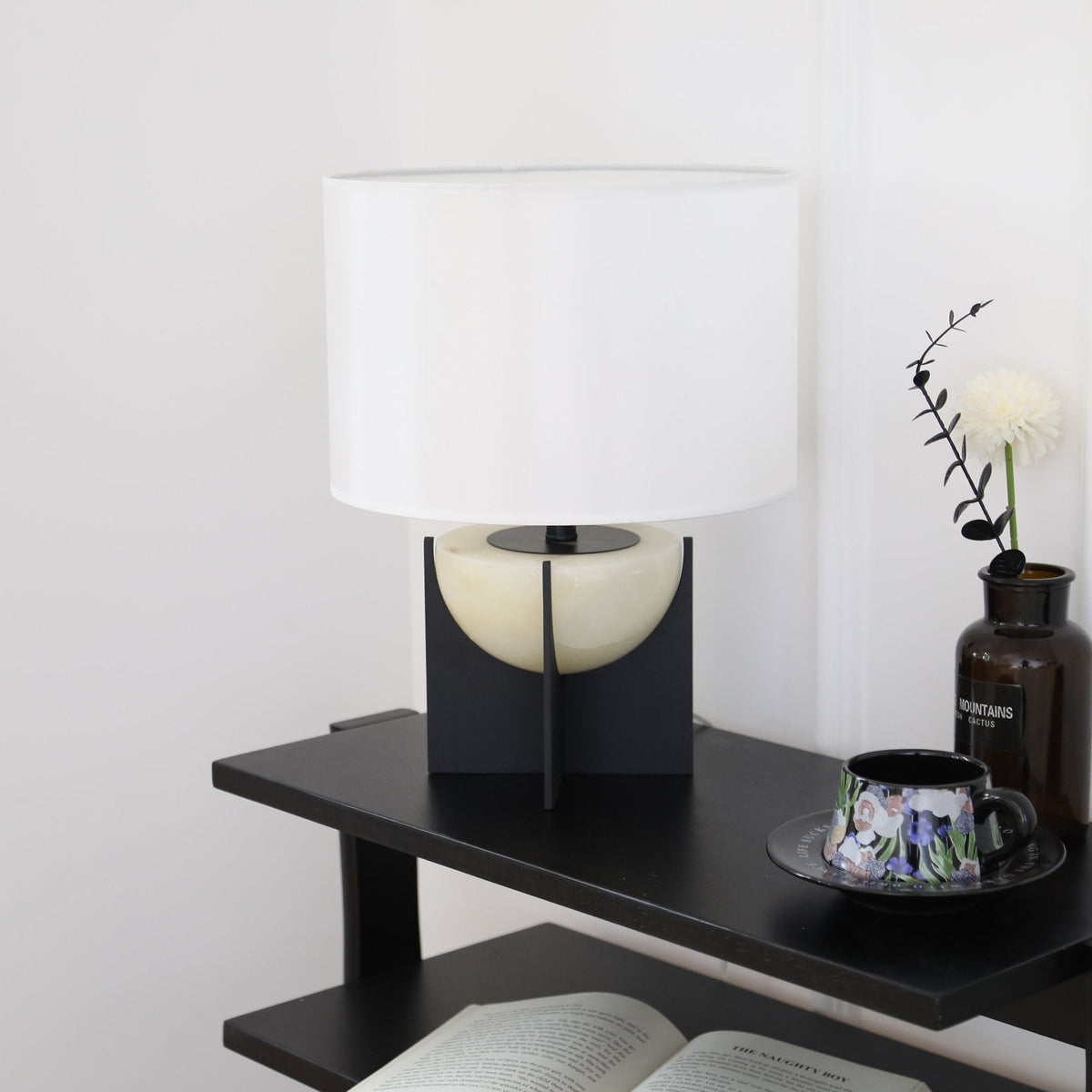Lámpara de mesa de alabastro Alvora sobre un aparador moderno – imagen 13