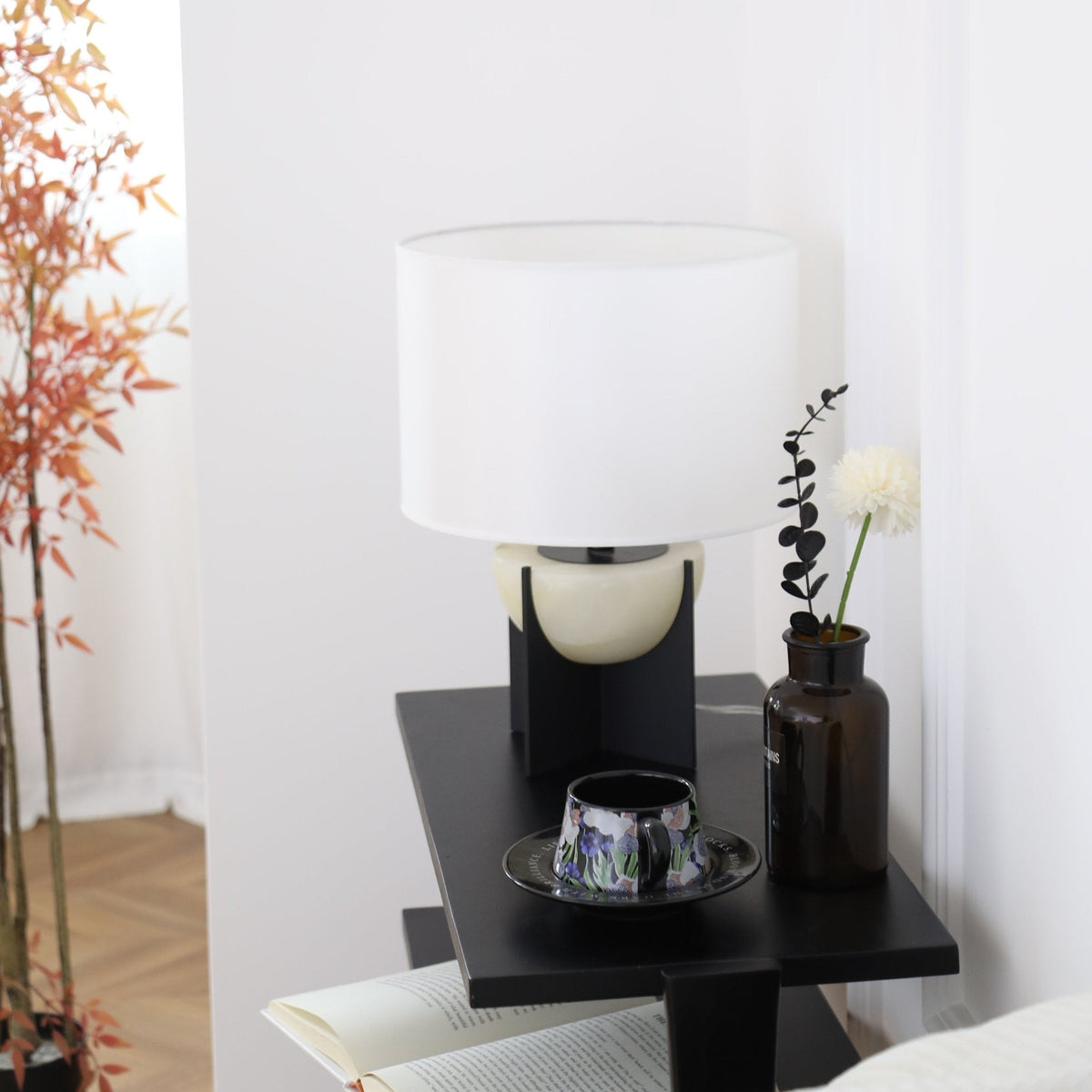 Lámpara de mesa de alabastro Alvora sobre un aparador moderno – imagen 14