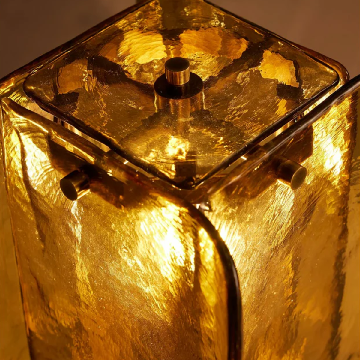 Lámpara de mesa de cristal ámbar Hialina – vista superior con la bombilla