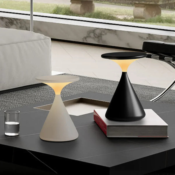 Lámpara de mesa recargable Relina – en blanco y en negro sobre una mesa baja