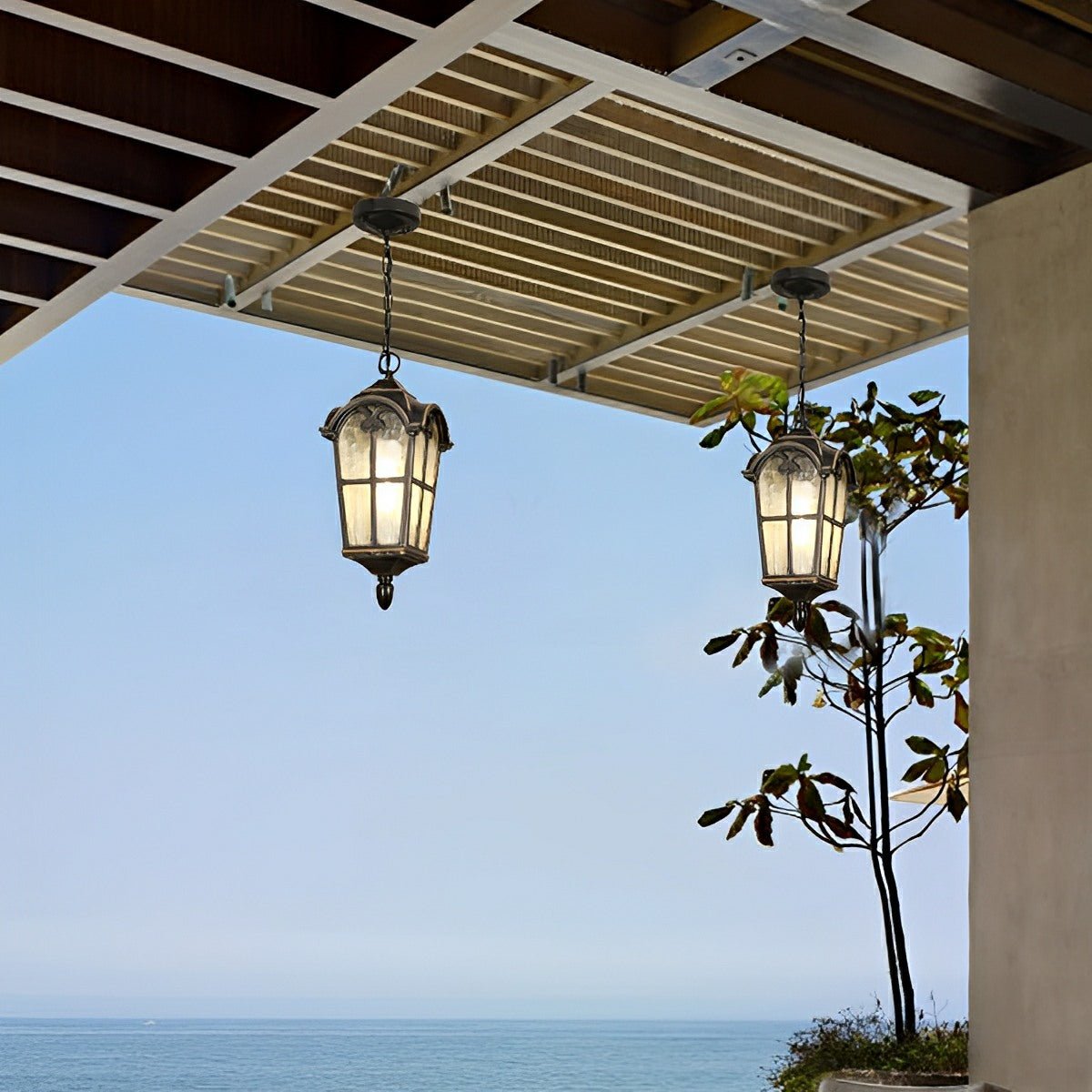 Lámpara colgante de exterior Ilvera – dos faroles bajo una pérgola junto al mar