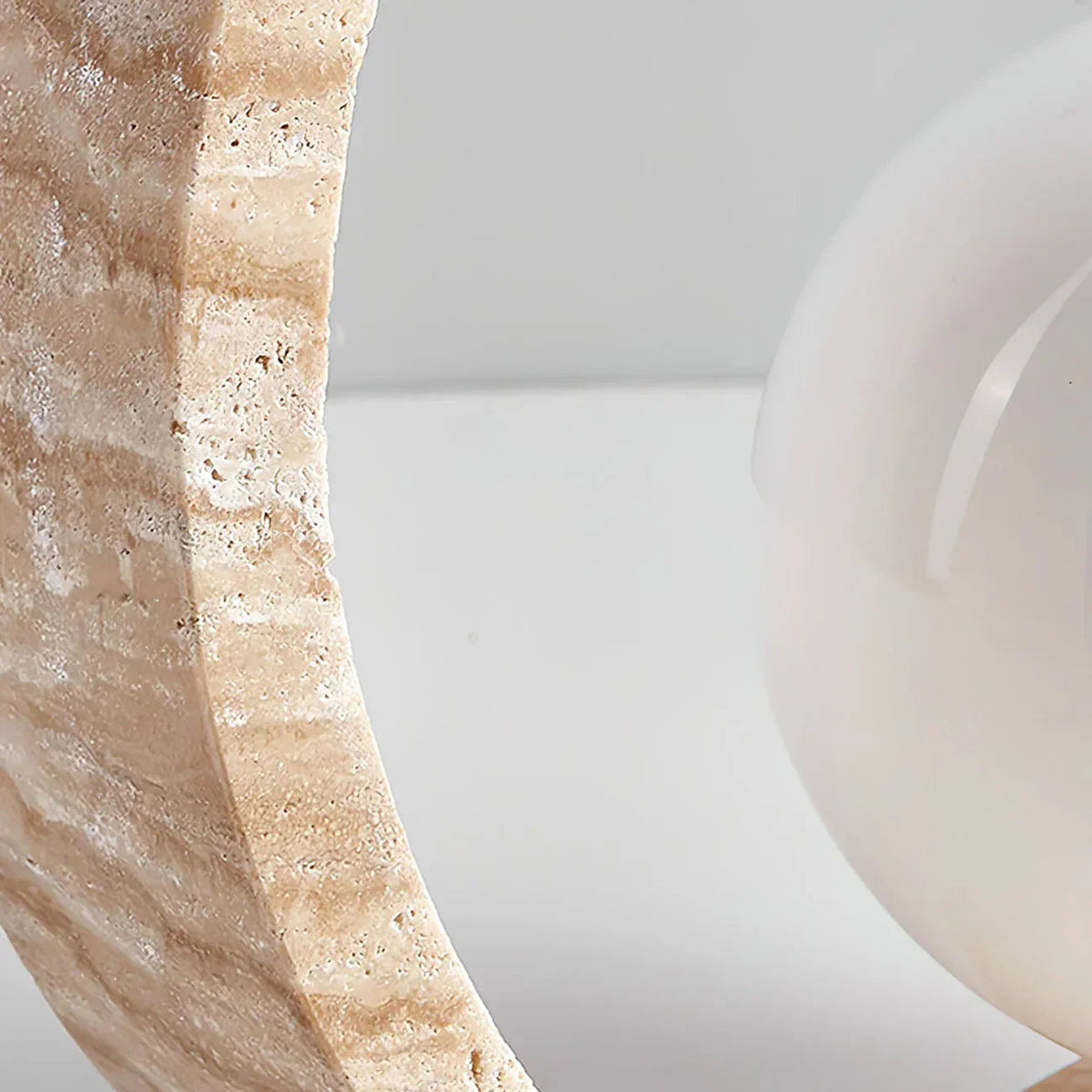 Lámpara de mesa de travertino Anella – detalle del anillo y la esfera de cristal