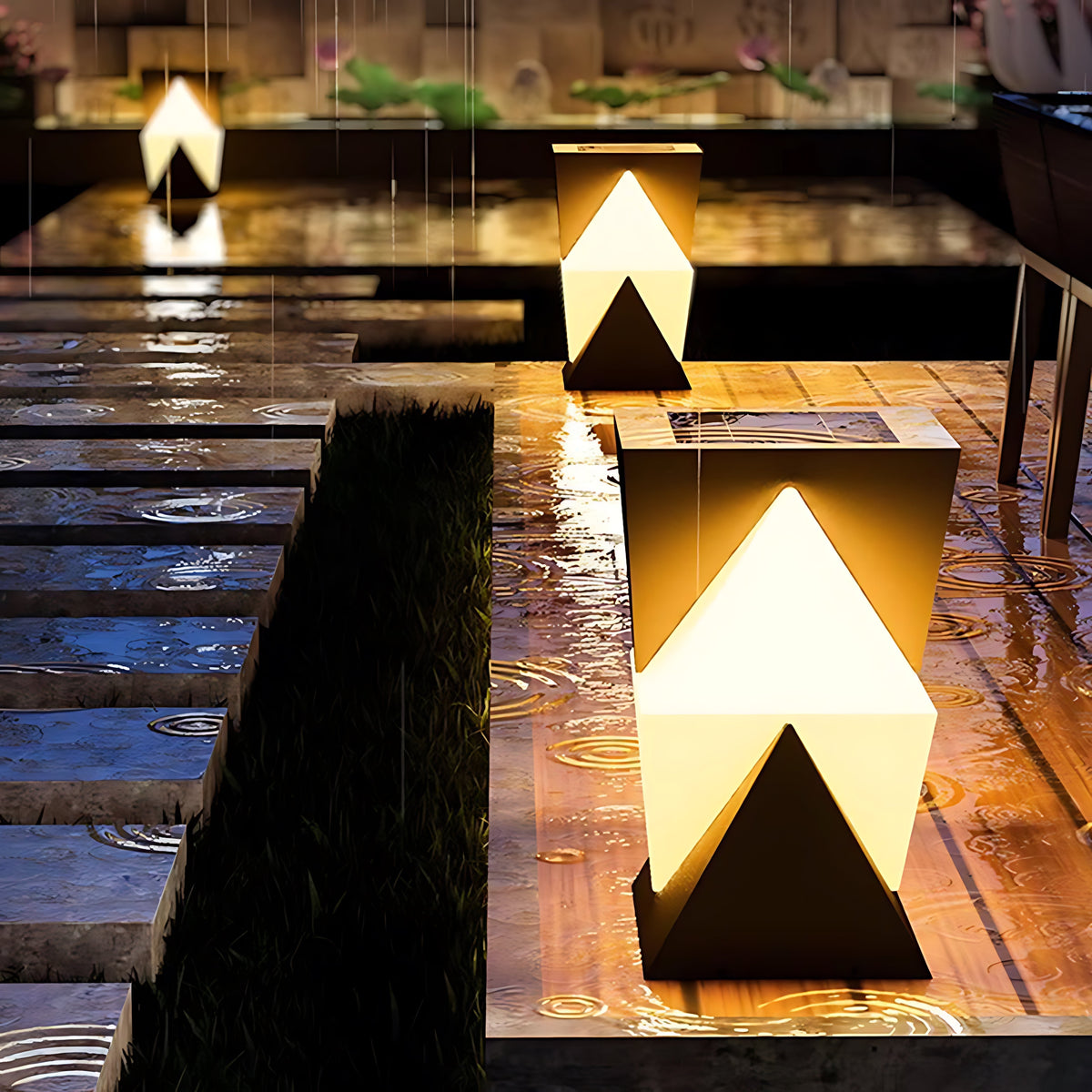 Luz de pilar exterior Oniela – junto a un camino de madera con lluvia