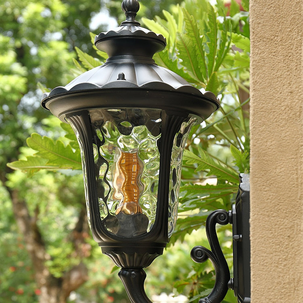 Aplique de pared exterior Juvena – detalle del cristal y la bombilla