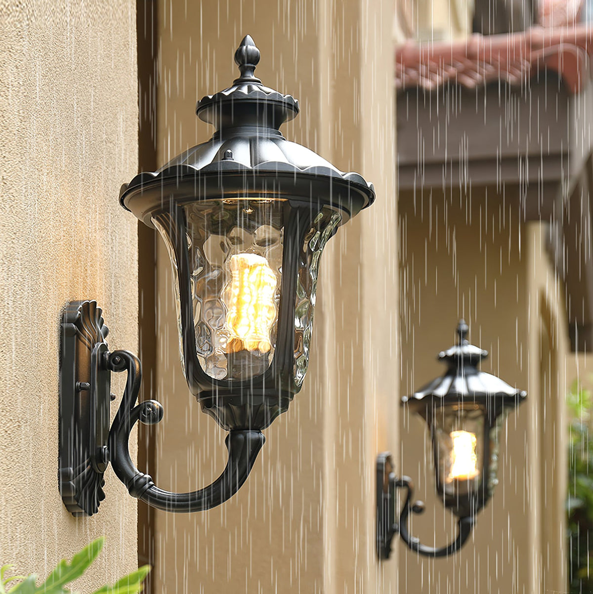 Aplique de pared exterior Juvena – farol encendido bajo la lluvia