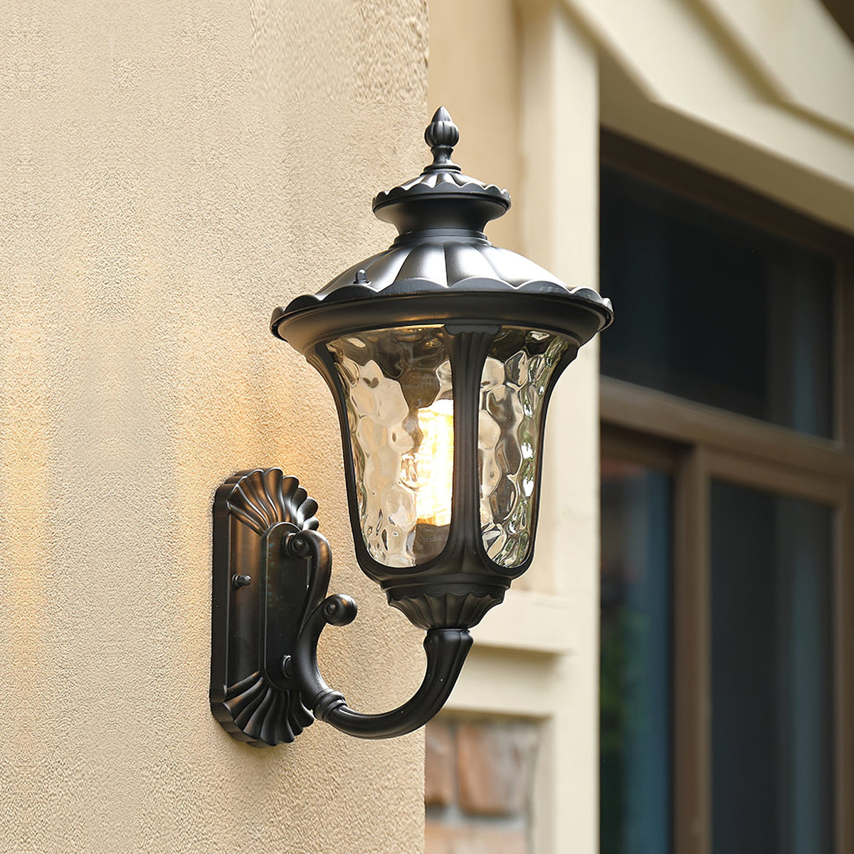 Aplique de pared exterior Juvena – farol junto a una ventana