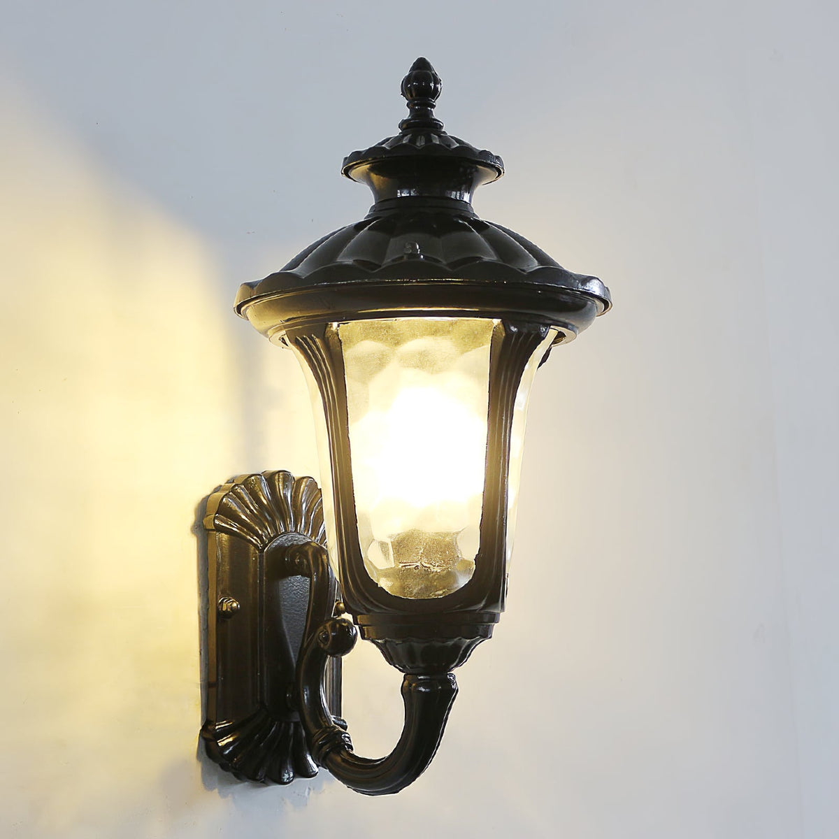 Aplique de pared exterior Juvena – farol encendido sobre pared blanca