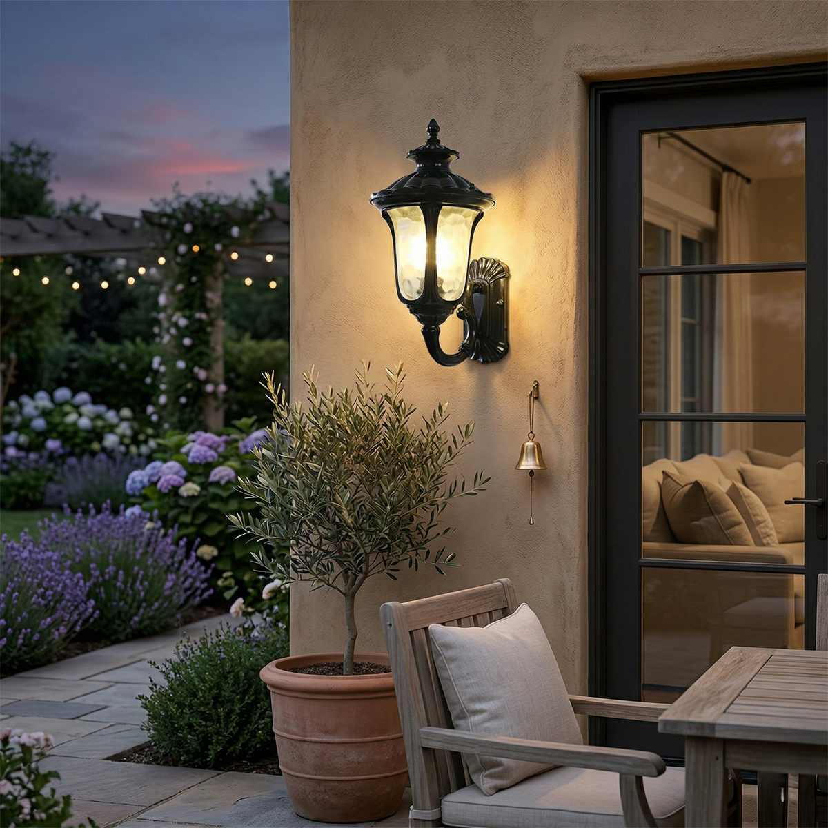 Aplique de pared exterior Juvena – farol junto a un patio con plantas