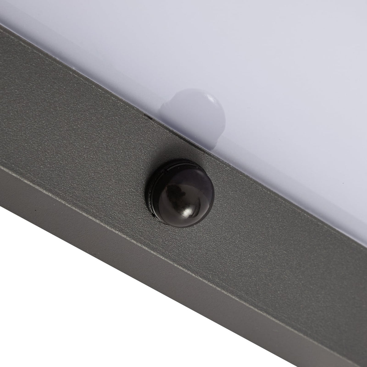 Aplique de pared exterior LED Vigenta con sensor – detalle del sensor de movimiento