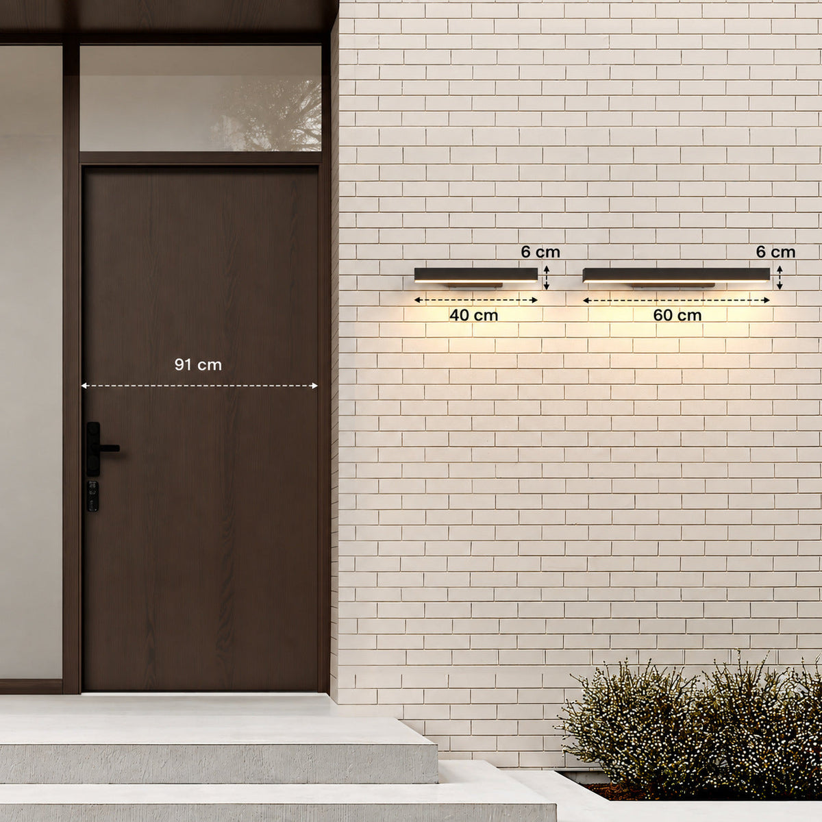 Aplique de pared exterior Kilera – tamaños de 40 y 60 cm junto a una puerta