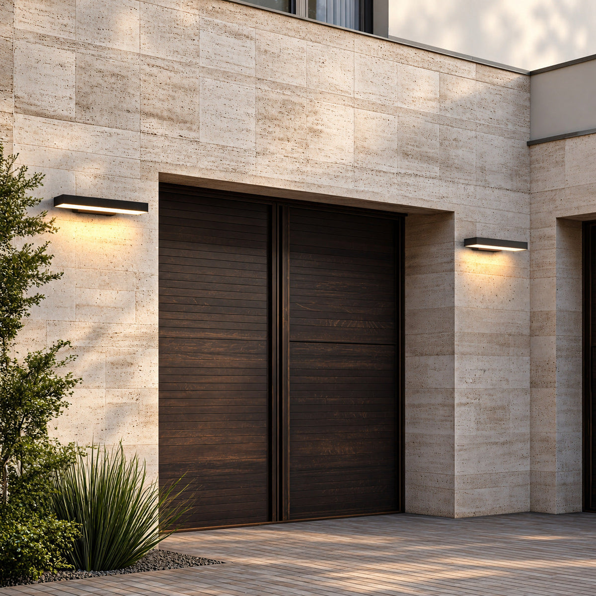 Aplique de pared exterior Kilera – dos apliques sobre una puerta de garaje