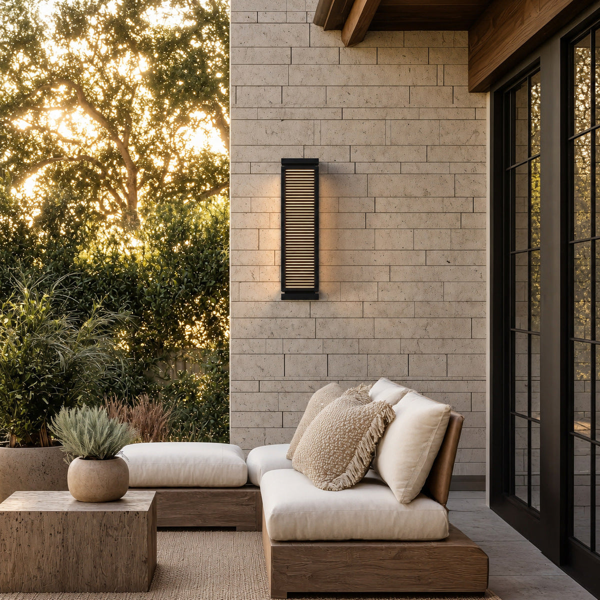 Aplique de pared exterior Ilsara – en una terraza con sofá