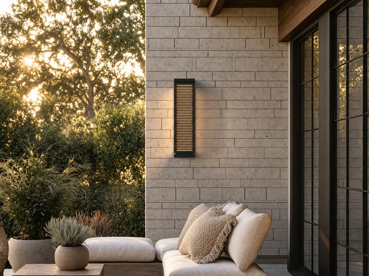 Aplique de pared exterior Ilsara – en un porche con jardín