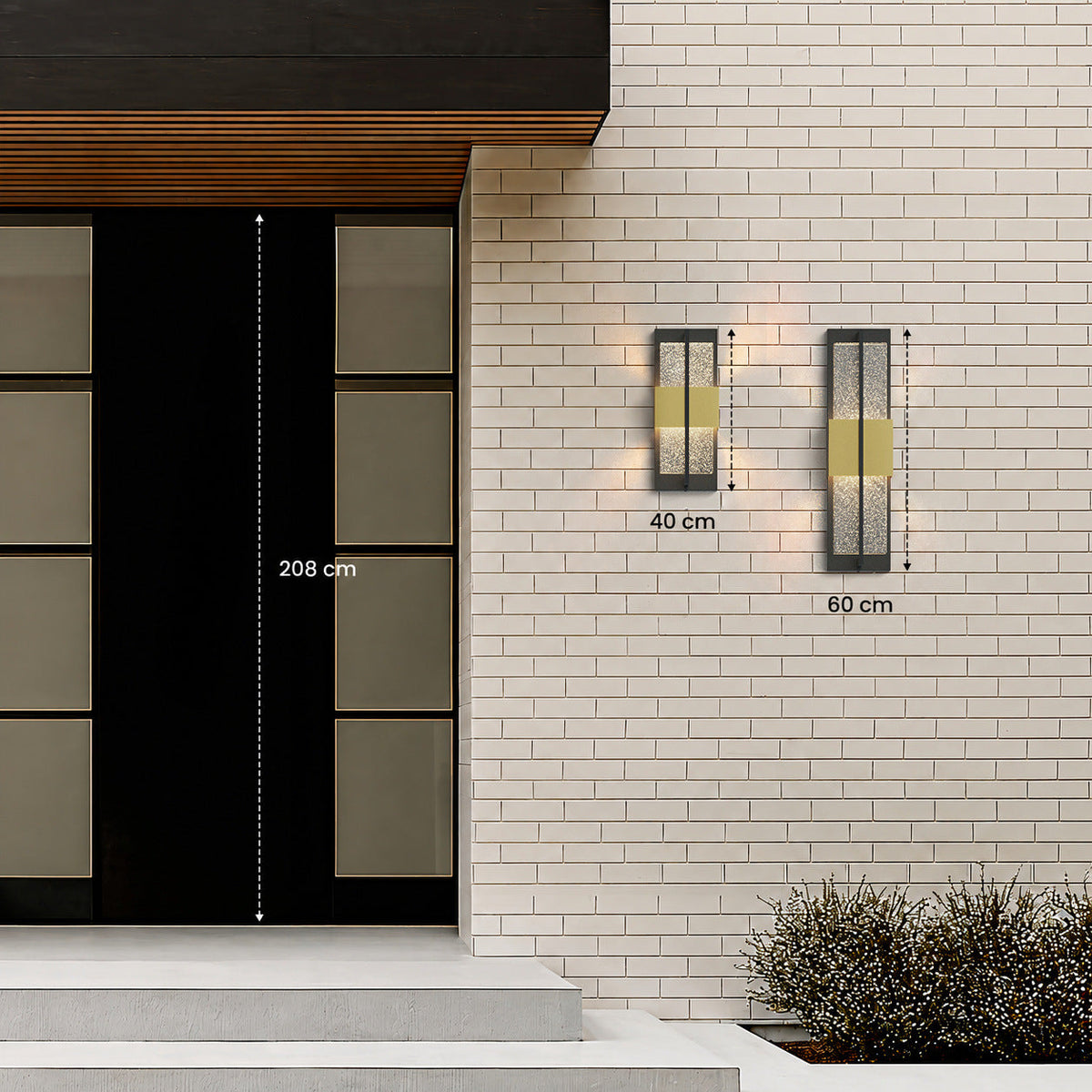 Aplique de pared exterior LED Zestrela – los dos tamaños junto a una puerta de entrada