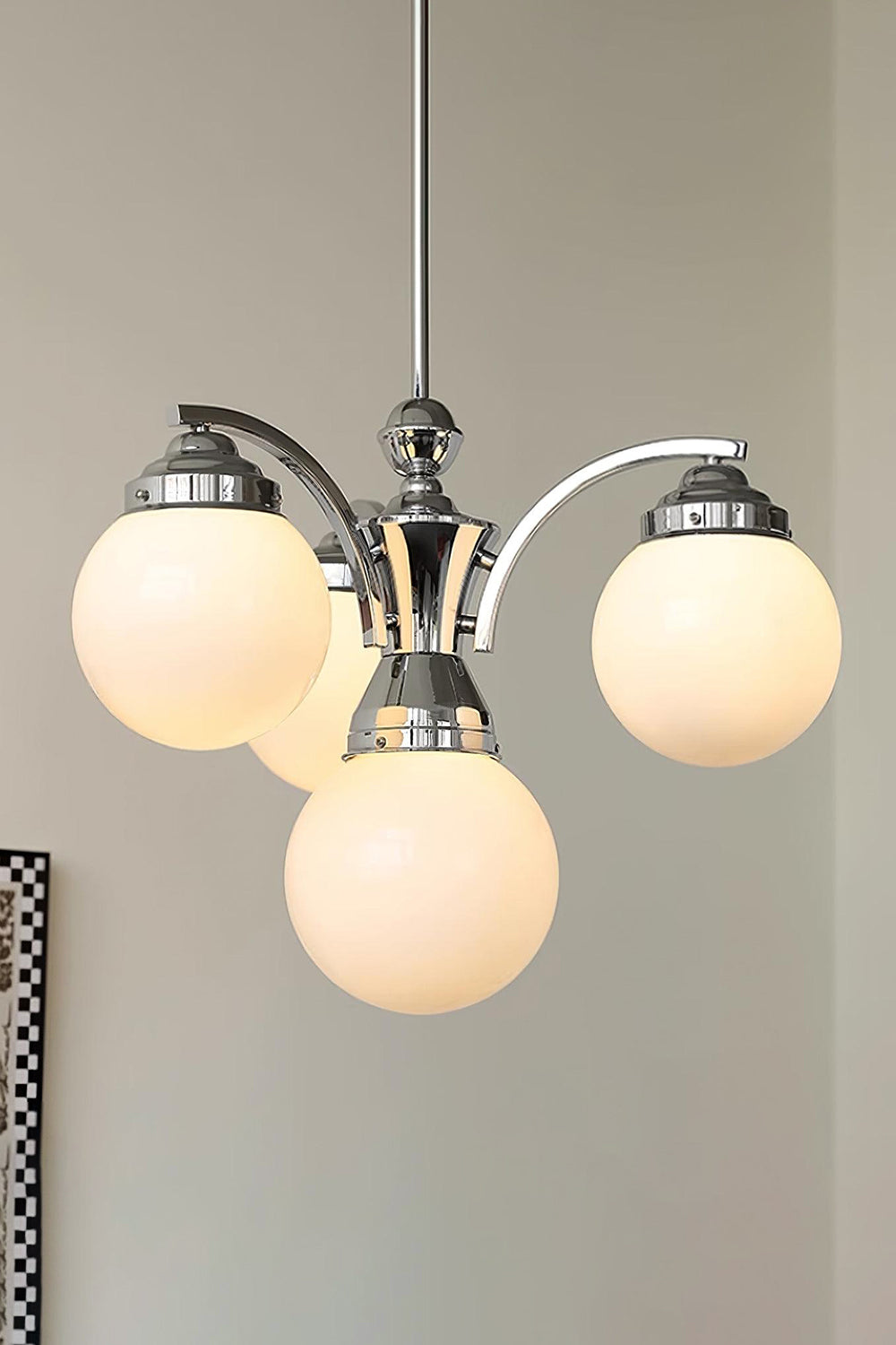 Lámpara de araña art déco Decolia – de 4 luces en cromo y blanco encendida