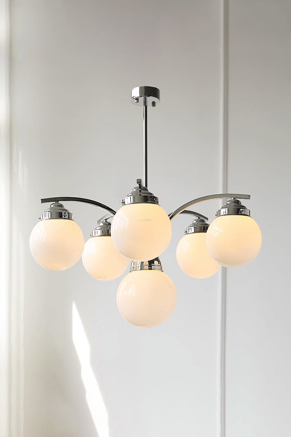 Lámpara de araña art déco Decolia – de 6 luces en cromo y blanco encendida