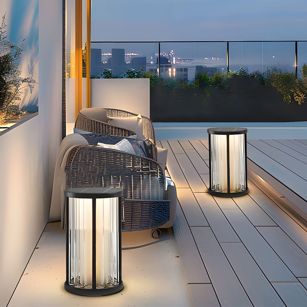 Baliza de jardín LED Isaluz en una terraza al anochecer – imagen 7