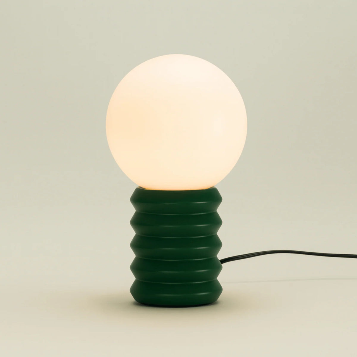 Lámpara de mesa retro con globo de cristal Leluna – base verde bosque