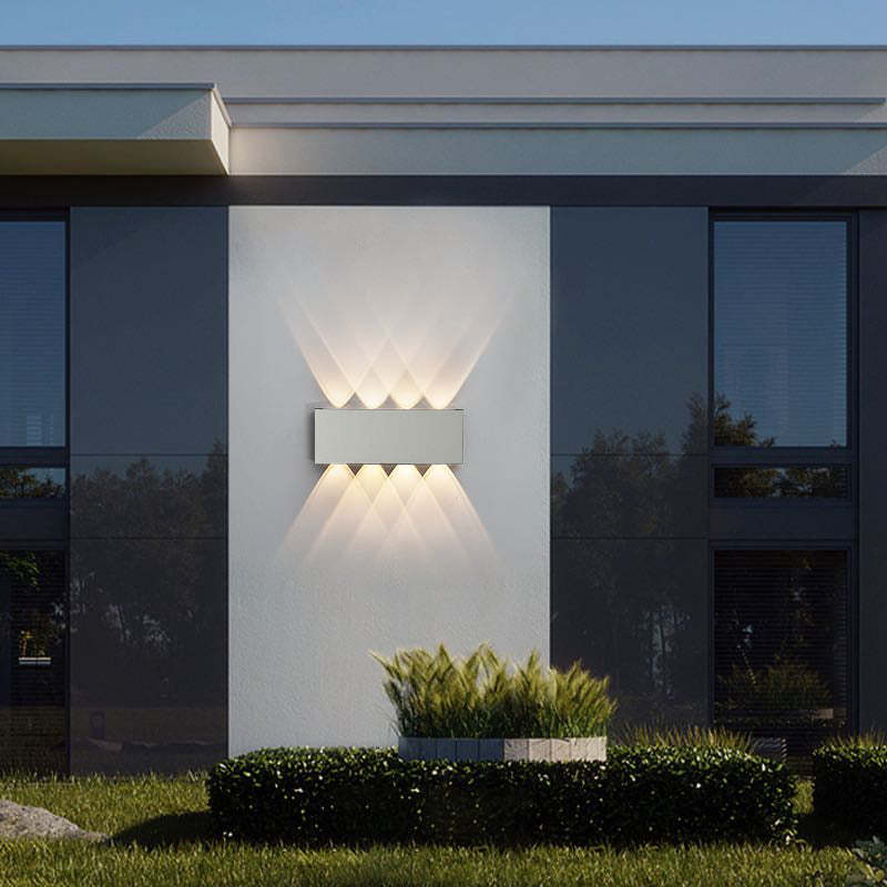 Aplique de pared LED arriba y abajo Fulgara en una fachada iluminada – imagen 14