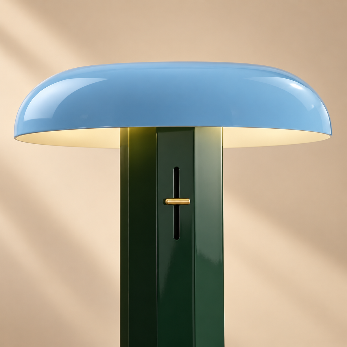 Lámpara de pie seta Ombela – detalle de la pantalla azul sobre la columna verde