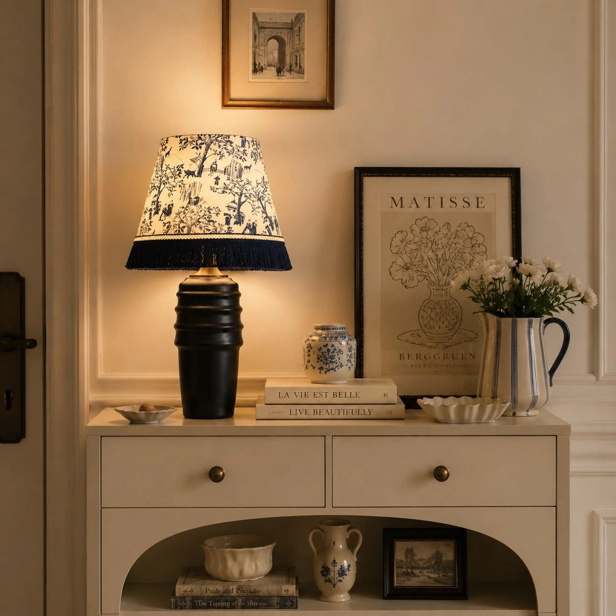 Lámpara de mesa de cerámica Toalba – con pantalla toile sobre una cómoda blanca