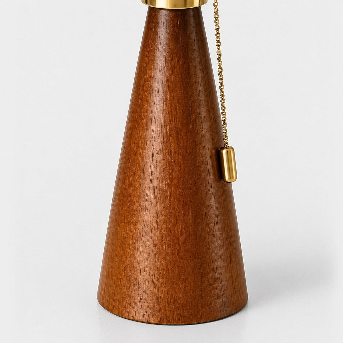 Lámpara de mesa de madera y fibra Trenzola – detalle del pie de madera y la cadena